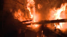 Taliansky 7-ročný chlapec, ktorého rodičia vyhodili z horiaceho domu, zomrel