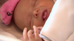 Majku porodila narkomanka a zmizla. Bez jej súhlasu však bábätko nemôžu adoptovať