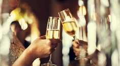 Alkohol a mastné jedlá? Gastroenterológ vyvracia mýtus