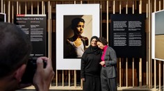 Ako ťa teraz budem môcť objať? Súťaž World Press Photo ovládla snímka palestínskeho chlapca, ktorý prišiel o ruky