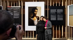 Ako ťa teraz budem môcť objať? Súťaž World Press Photo ovládla snímka palestínskeho chlapca, ktorý prišiel o ruky