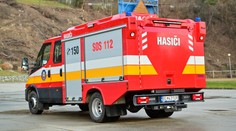 Hasiči bojujú s požiarom v Moldave nad Bodvou. Horia dva domy a auto