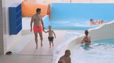 Slovenské kúpaliská zažívajú jednu z najhorších letných sezón vôbec. Počasie im nepraje, akvaparky a wellness sú však plné