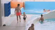 Slovenské kúpaliská zažívajú jednu z najhorších letných sezón vôbec. Počasie im nepraje, akvaparky a wellness sú však plné