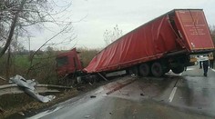 Vážna nehoda v Medveďove: Pri zrážke dvoch dodávok a nákladiaka zomrela jedna osoba