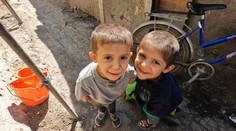 Žijú v chudobe a nemôžu si dovoliť ani cestu do školy. Malá dedinská škola sa rozhodla nenechať deti napospas osudu