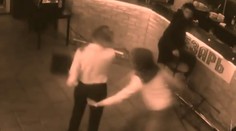 Čašníčka dobila hosťa. Začal ju obchytkávať