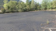 Nad Tisovcom majú dechtové jazero. Z opustenej skládky je tisíc ton environmentálnej záťaže