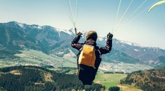 Bývalý vojak za pripravu manželkinej vraždy dostal exemplárny trest. Osudným mal byť padák