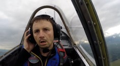 Redaktor TV Markíza v akrobatickom lietadle. Takto to "zvládol"