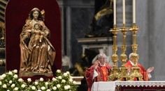 Kardináli sa v Bazilike sv. Petra zišli na omši za voľbu nového pápeža. Poobede budú prvýkrát hlasovať