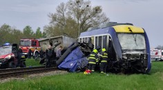 Po zrážke vlaku s kamiónom ošetrili desiatky zranených