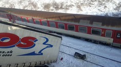 Pod Soroškou vietor sfúkol kamión, prerazil zábradlie a visel nad traťou