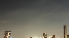 Irán vypálil na Izrael rakety, Tel Aviv zvažuje odvetu