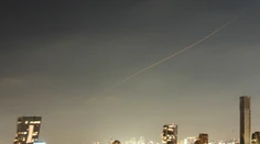 Irán vypálil na Izrael rakety, Tel Aviv zvažuje odvetu