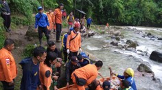 Autobus sa zrútil na Sumatre do rokliny. Zahynulo najmenej 25 ľudí