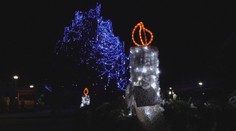 V Novom Meste ozdobili len časť vianočného stromu. Ten totiž stále rastie, svetelná reťaz však nie