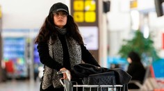 Salma Hayek je presne ako my všetci. Pozrite, čo „vyviedla“ na letisku