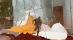 VIDEO: Niekoľko ton sóje takmer zasypalo pracovníkov. Od nešťastia ich delili sekundy