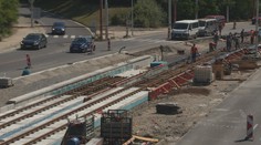 Karlovou Vsou sa nesie dunivý zvuk pri prejazde električkou. Zhotoviteľ už zrejme našiel riešenie