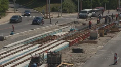 Karlovou Vsou sa nesie dunivý zvuk pri prejazde električkou. Zhotoviteľ už zrejme našiel riešenie