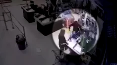 VIDEO: Agresívny muž v Komárne pre rúško udrel do tváre predavačku aj zákazníčku. Potom dostal príučku