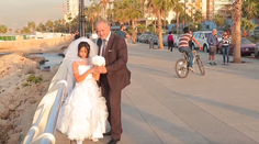 Skoro im vypadli oči. Starší pán pózoval s jeho 12-ročnou nevestou