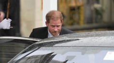 Princ Harry ihneď po korunovácii odišiel späť do USA. Jeho syn Archie v sobotu oslavoval narodeniny
