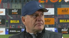 VIDEO: Tréner Weiss vypenil po urážkach z tribúny počas rozhovoru. Fanúšikovi Trnavy „vypláchol žalúdok“