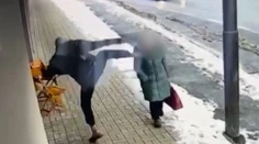 Brutálne napadnutie v Česku. Mladík kopol seniorku do hlavy a pokúsil sa ju okradnúť