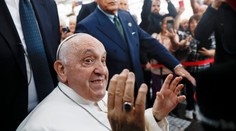 Pápeža Františka prepustili z nemocnice, odišiel vysmiaty na invalidnom vozíku