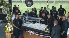 Ľudia spali pred štadiónom, aby ho ešte raz mohli vidieť. Vystavili rakvu so zosnulým Pelém