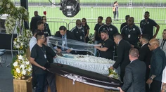 Ľudia spali pred štadiónom, aby ho ešte raz mohli vidieť. Vystavili rakvu so zosnulým Pelém