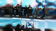 VIDEO: Provokatívne vyjadrenie boxera viedlo ku konfliktu priamo na tlačovke. Okamžitý zásah ochranky