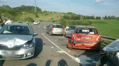 Zrážka šiestich áut na východe Slovenska