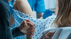 Lekár pri pôrode odtrhol bábätku hlavu. Nemocnica chcela zlyhanie zamiesť pod koberec