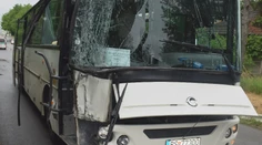 V obci Beša narazil autobus do elektrického stĺpu. Vodič nemal platné doklady