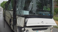 V obci Beša narazil autobus do elektrického stĺpu. Vodič nemal platné doklady