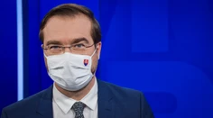 Prečo sa môžeme stretnúť na svahu, ale pre rodiny platia prísne opatrenia? Toto si myslí minister Krajčí