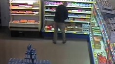 Zlodej syrov: Mladík si 4-kilové tehly schováva naozaj všade