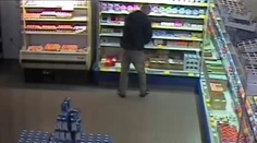 Zlodej syrov: Mladík si 4-kilové tehly schováva naozaj všade