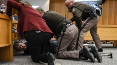 VIDEO: Otec troch obetí zaútočil na úchylného lekára, ktorý zneužil 150 dievčat