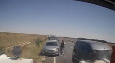 VIDEO: Zastavil pomôcť vodičovi. Zábery ukazujú, ako ho len o vlások nezabilo auto