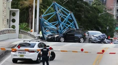 VIDEO: Tragédia na Floride. Kus žeriavu aj s robotníkom sa zrútil na prechádzajúce autá