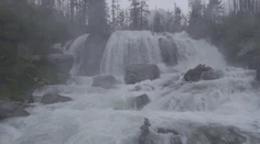Pre vytrvalý dážď nabrali na sile aj vodopády v Tatrách. Turistom pripomínajú malé Niagary