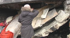 Rodina z Trebišova sa zobudila po prepadnutí podlahy v pivnici. Bytovka sa mala v minulosti kývať