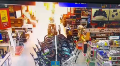VIDEO: Objavili sa nové zábery z Charkova. Hypermarket sa po ruskom útoku zmenil na ohnivú pascu