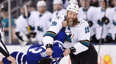 VIDEO: Kuriózna bitka v NHL. Joe Thornton pri nej prišiel o kus brady
