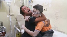 Srdcervúce video zo Sýrie: Dvaja bračekovia plačú v objatí, bomba zabila ich tretieho brata