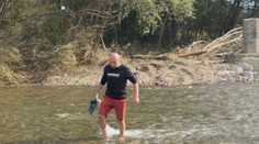 Po povodniach ostali odrezaní od sveta. Ak chcú prejsť na druhú stranu rieky, musia sa cez ňu brodiť